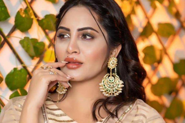 ஆப்கானிஸ்தான் கிரிக்கெட் வீரருடன் நடக்க இருந்த நிச்சயத்தை நிறுத்திய தமிழ் பட பிக்பாஸ் நடிகை! அதிர்ச்சியில் ரசிகர்கள் | Arshi Khan Fears Engagement Stop Afghan Cricketer