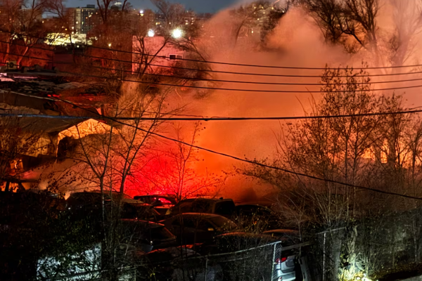 கனடாவில் 15 வாகனங்கள் தீக்கிரை: நாச வேலையா என விசாரணை | Over A Dozen Vehicles Torched At Saint Laurent