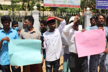 முல்லைத்தீவில் போராட்டம் - பெரும்பான்மையினரின் அத்துமீறலுக்கு காவல்துறையினர் உடந்தையா..!