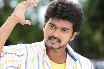 திருமணம் ஆகாத நடிகையுடன் அப்படி நடந்துகொண்ட நடிகர் விஜய்.. பொது இடத்தில் இப்படி செய்யலாமா தளபதி