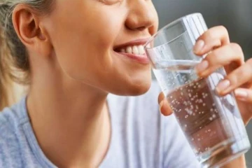 காலை எழுந்தவுடன் வெறும் வயிற்றில் வெந்நீர் குடிப்பதால் என்ன நடக்கும் தெரியுமா?