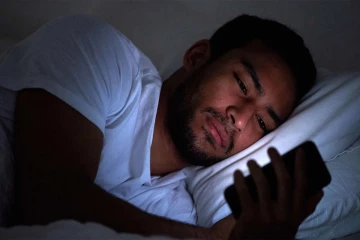 இரவில் எவ்வளவு நேரம் தூங்குறீங்க... இளைஞர்களே உங்களுக்குத் தான்