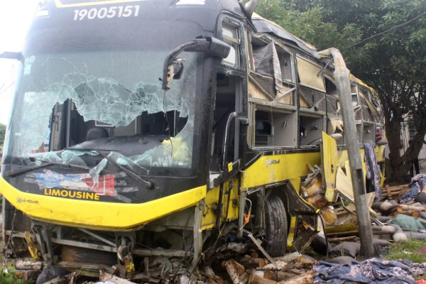 வியட்நாம் பேருந்து விபத்தில் குழந்தைகள் உள்ளிட்ட 9 பேர் பலி | 9 Including Children Killed Vietnam Bus Accident