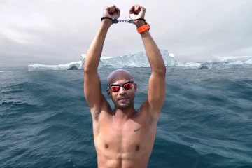 கை விலங்கோடு கடலில் நீந்தி வரலாற்றுச் சாதனை படைத்த வீரர்- உலக செய்திகளின் தொகுப்பு (Video)