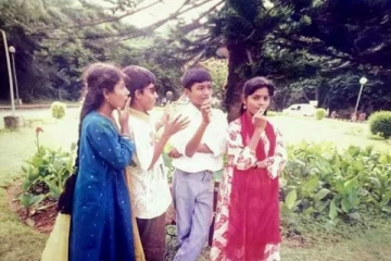 இந்த புகைப்படத்தில் இருக்கும் டாப் நடிகர் யார் தெரியுமா.. தெரிஞ்சா ஷாக் ஆகிடுவீங்க