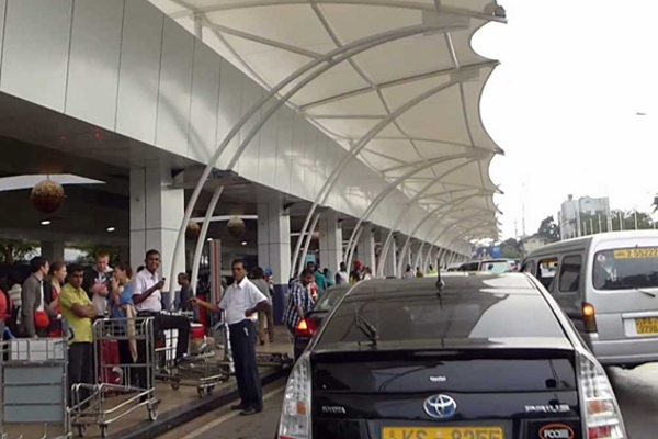 பாரிஸிருந்து சென்றவர் இலங்கையில் சிக்கினார்! | Paris Got Stuck In Sri Lanka