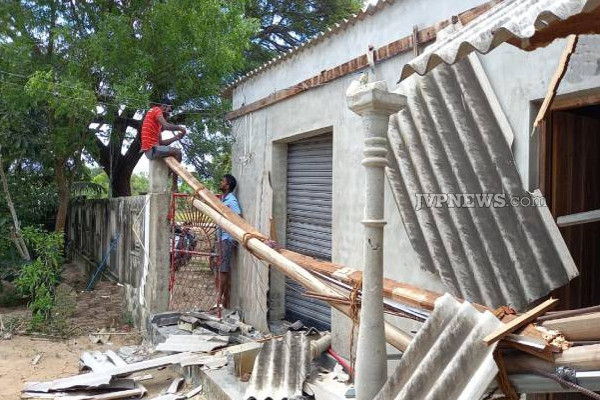 மட்டக்களப்பில் காட்டு யானைகள் அட்டூழியம்: அடித்து நெறுக்கப்பட்ட வீடுகள்! | Wild Elephants Enter Village Batticaloa Destroyed