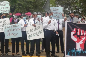 வரிக்கு எதிராக கிளர்ந்தெழுந்த கட்டுநாயக்க பணியாளர்கள்(படங்கள்)