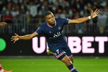 விற்பனையில் சக்கைப்போடு போட்ட கால்பந்தாட்ட வீரரின் சுயசரிதை