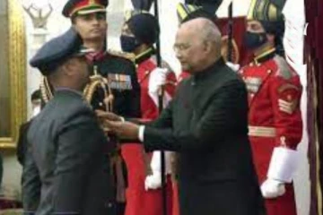 பாகிஸ்தான் போர் விமானத்தை சுட்டு வீழ்த்திய  அபிநந்தனுக்கு ‘வீர் சக்ரா விருது’ : ஜனாதிபதி வழங்கி கவுரவிப்பு