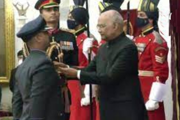 பாகிஸ்தான் போர் விமானத்தை சுட்டு வீழ்த்திய  அபிநந்தனுக்கு ‘வீர் சக்ரா விருது’ : ஜனாதிபதி வழங்கி கவுரவிப்பு - தமிழ்நாடு