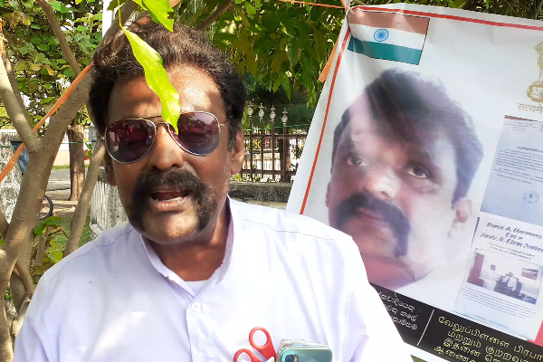 விடுதலைப் புலிகளின் தலைவர் பயங்கரவாதி அல்ல! பெரும்பான்மையினத்தவர் ஒருவர் யாழில் போராட்டம் (படங்கள்) - ஐபிசி தமிழ்