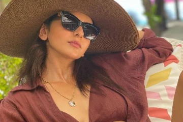 நீச்சல் குளத்தில் இப்படியொரு போஸ்.. மாலத்தீவில் பிகினி ஆடையில் சுற்றும் நடிகை ரகுல் ப்ரீத் சிங்..