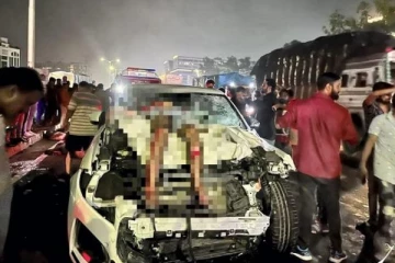 விபத்தை வேடிக்கை பார்க்க நின்ற மக்கள் - சொகுசு கார் பயங்கரமாக மோதி 9 பேர் பலி!