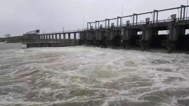 தொடர்ந்து வான் பாயும் இரணைமடு நீர்த்தேக்கம்! 2 Gallery