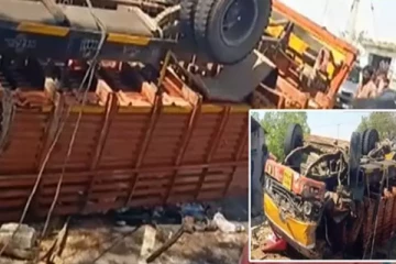 வேன் மீது லாரி மோதி கோர விபத்து - 5 பேர் உயிரிழப்பு