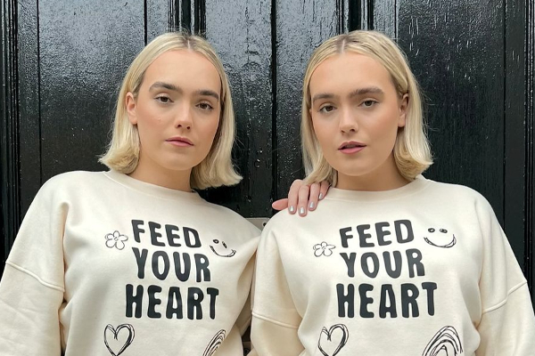 பிரித்தானியாவில் காதலர்களாக மாறிய இரட்டை சகோதரிகள்! | Twin Sisters Who Became Lovers In Britain