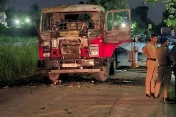රටම කම්පාව පත් කළ මීගමුවේ අනතුරින් පසු කන්ටේනර් රථයට ගිනි තැබූ තිදෙනෙක් කොටු