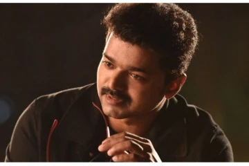 பிரபல காமெடி நடிகர் கவுண்டமணியின் அம்மாவுடன் தளபதி விஜய்..! எப்போது எடுக்கப்பட்ட புகைப்படம் தெரியுமா?