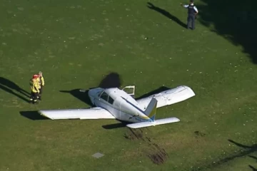 கோல்ஃப் மைதானத்தில் இடி சத்தத்துடன் விழுந்த விமானம்! விபத்தில் உயிர் தப்பிய வீரர்கள்: வீடியோ