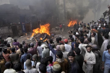 தேவாலயங்கள் மீது தீ வைப்பு ; 100 இற்கும் மேற்பட்டோர் கைது