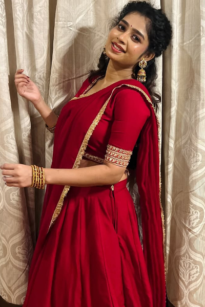 இலங்கை ஜனனி வெளியிட்ட புகைப்படம்... பாவடை தாவணியில் இப்படி யொரு அழகா? | Srilanka Janani Latest Photo With Red Dress இலங்கை ஜனனி வெளியிட்ட புகைப்படம்... பாவடை தாவணியில் இப்படி யொரு அழகா? | Srilanka Janani Latest Photo With Red Dress