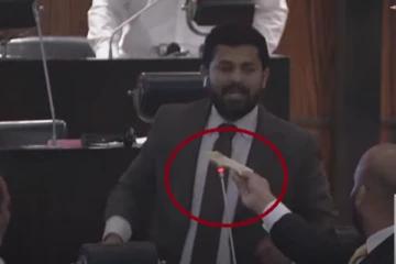 நாடாளுமன்றில் ஏற்பட்ட கூச்சல் குழப்பம் - ஆவேசமாகப் பேசிய முஸாரப்பிற்கு 5000 ரூபாய் தாளை காண்பித்த சாணக்கியன்!