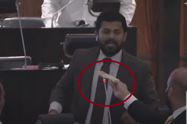 சுயாதீனமாக செயற்படவுள்ளதாக ஆவேசமாகத் தெரிவித்த உறுப்பினர்- 5000 ரூபாய் தாளை காண்பித்த சாணக்கியன்! - ஐபிசி தமிழ்