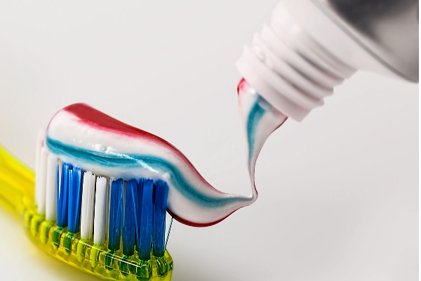 டூத் பேஸ்ட்டில் இருக்கும் இந்த பொருள் உங்க குடலையே அழிச்சிடுமாம்! அதிர்ச்சி தகவல்... எச்சரிக்கை | This Common Ingredient Found In Toothpaste Can