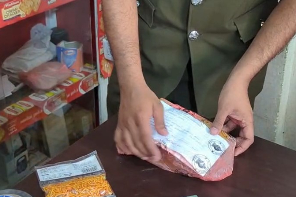 கேக்கில் ஈ ; பொது சுகாதார பரிசோதகர்களின் அதிரடி | Fly In Cake Public Health Inspectors Take Action