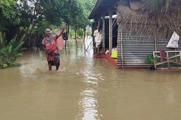 கிளிநொச்சியை புரட்டிப்போட்ட வெள்ளம்: பாடசாலையில் தஞ்சமடைந்த மக்கள்!