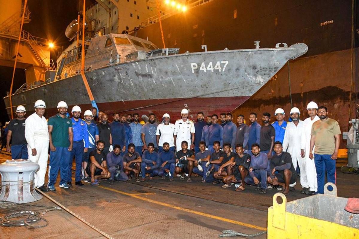 அங்குலான கடற்பரப்பில் மூழ்கிய கடற்படை படகு சுமார் ஒரு மாதத்தின் பின்னர் மீட்பு | Navy Boat Sank Angulana Waters Recovered A Month