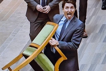 நாற்காலியுடன் வெளியேறிய ஜஸ்டின் ட்ரூடோ! இணையத்தை கலக்கும் வைரல் புகைப்படம்