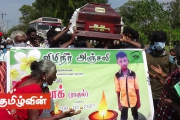 வீதியில் சடலத்துடன் போராட்டத்தில் ஈடுபட்ட கிராம மக்கள்