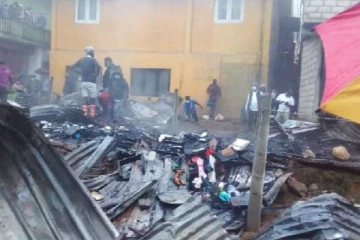 உடபுஸ்ஸலாவ பகுதியில் இடம்பெற்ற பாரிய தீ விபத்து: முற்றிலும் ஏரிந்த 5 கடைகள்!