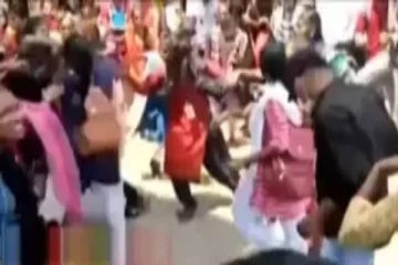 நடுரோட்டில் சண்டையிட்ட கல்லூரி மாணவிகள் - கடுப்பான பொதுமக்கள்