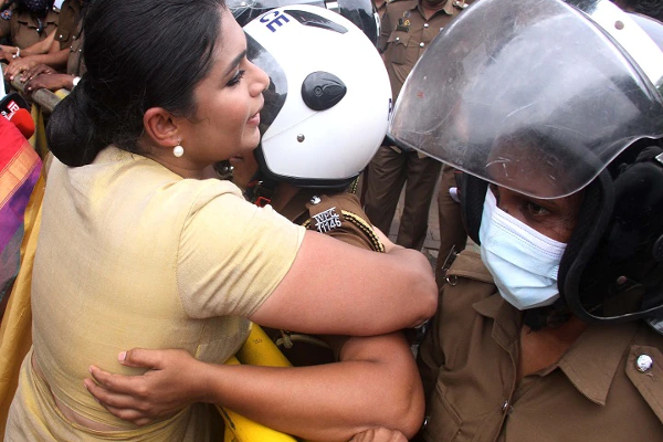 பொலிஸ் அதிகாரிகளை கட்டியணைத்தது இதற்குதான்; ஹிருணிகா விளக்கம்! | Police Officers Bound Hirunika Explanation