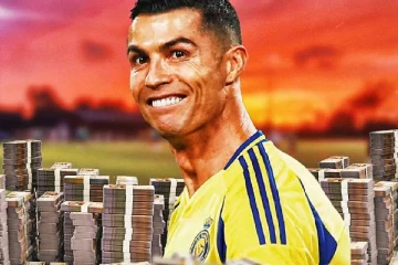 2 ஆண்டுக்கு ரூ. 2000 கோடி சம்பளமா!! கோடியில் புறளும் கிறிஸ்டியானோ ரொனால்டோ..