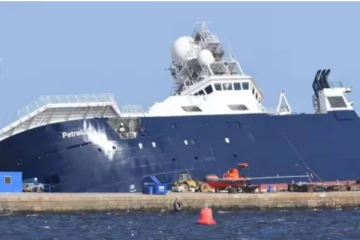 திடீரென கடலில் கவிழ்ந்த பயணிகள் கப்பல்!