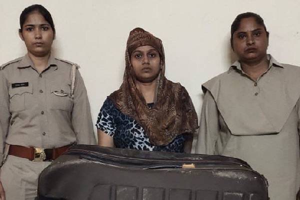 கள்ளக் காதலன் கழுத்தை அறுத்து சூட்கேசில் அடைத்த பெண்  : காரணம் கேட்டு அதிர்ந்த போலீசார் - தமிழ்நாடு
