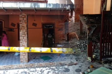 யாழில் வீடொன்றின் மீது தாக்குதல்: ஒருவர் காயம் உடைமைகள் நாசம்