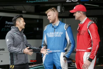 සුපිරි ක්‍රිකට් ක්‍රීඩකයෙකු රිය අනතුරකින් රෝහල් ගත කරයි..(PHOTOS)