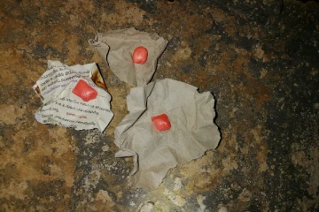 வவுனியாவில் பொலிஸாரால் சுற்றிவளைக்கப்பட்ட வீடு