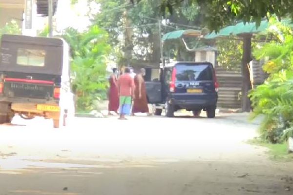 இரு பெளத்த தேரர்கள் உட்பட 7 கொள்ளையர்கள் அதிரடி கைது! வெளியான அதிர்ச்சி தகவல் | Ampara Robbery Two Buddhist Thero Arrest Police இரு பெளத்த தேரர்கள் உட்பட 7 கொள்ளையர்கள் அதிரடி கைது! வெளியான அதிர்ச்சி தகவல் | Ampara Robbery Two Buddhist Thero Arrest Police