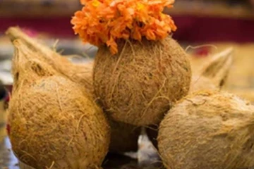 கோயில் தேங்காயை ரூ.10 லட்சத்துக்கு ஏலத்தில் வாங்கிய பக்தர்