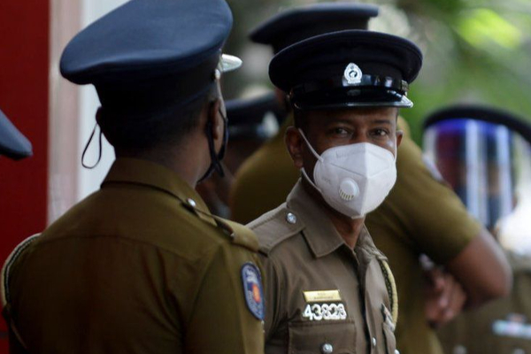 வீடொன்றில் கொள்ளையிட சென்ற பொலிஸாரால் அதிர்ச்சி! | Shocked By The Police Who Went To Rob A House