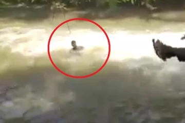 ஆற்றுநீரில் அடித்துச் செல்லப்பட்டு உயிரிழந்த மாணவன் (Video)