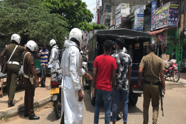 யாழில் வாளுடன் வந்த மூவர்... இளைஞர்கள் மேற்கொண்ட துணிச்சலான செயல்! | Jaffna Moolai Village Sword Person Came With