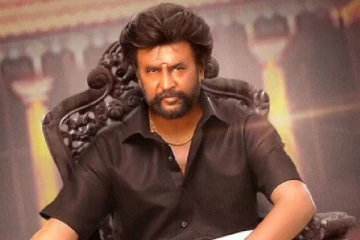 சூப்பர் ஸ்டார் ரஜினியுடன் பிரபல நடிகர்! இந்த புகைப்படத்தில் இருப்பது யார் என தெரிகிறதா?