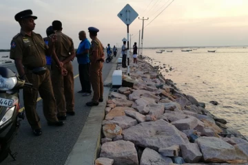 யாழ் கடற்பரப்பில் மிதந்து வந்த மர்ம பொதி; உள்ளே இருந்த பொருட்களால் பரபரப்பு